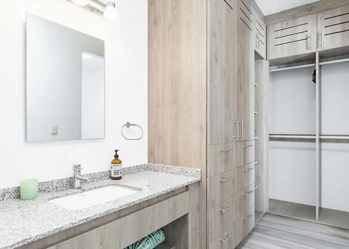 Stylish & Bright Contemporary 3bd I Pool!